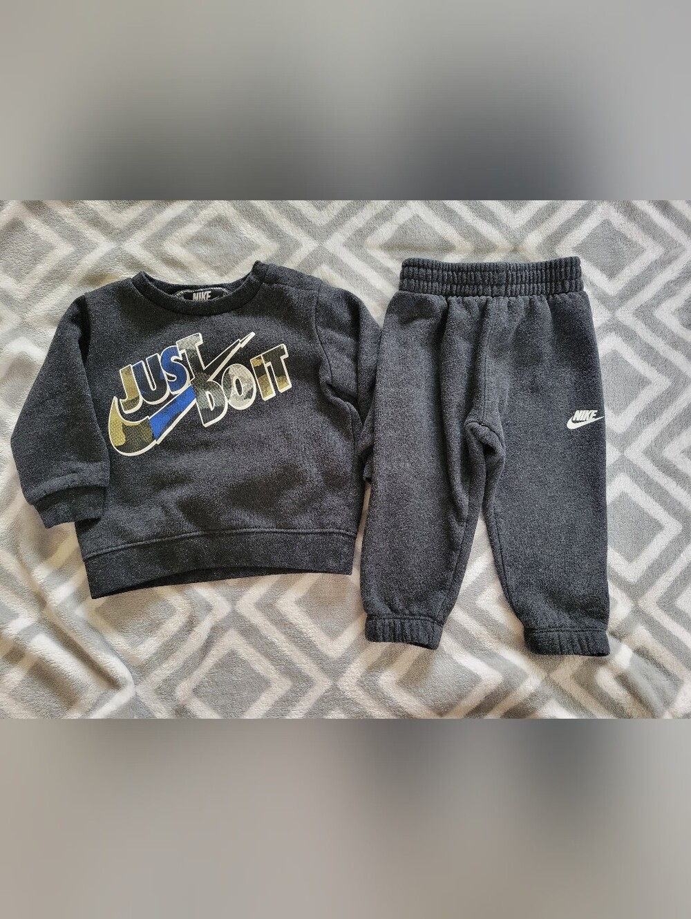 Baby boys size 12 months Nike Sweatshirt and Pants Set